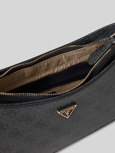 Produktfoto, Shoulder Bag mit Logo-Detail Modell 'Noelle' von GUESS, czarny nadruk z logo na całej powierzchni, detal z logo, główna przegroda z zamkiem błyskawicznym, odpinany pasek na ramię, imitacja skóry, szerokość w rozmiarze 1: 29 cm, długość w rozmiarze 1: 18 cm, głębokość w rozmiarze 1: 6 cm, długość paska na ramię w rozmiarze 1: 60 cm