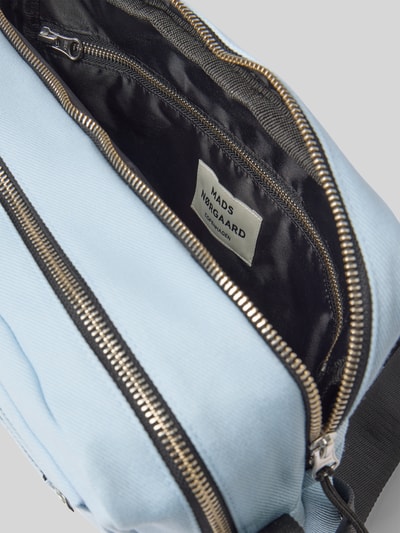 MADS NØRGAARD Handtasche mit verstellbarem Riemen Hellblau 4