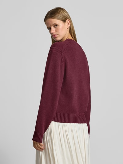 Frauenmodel trägt Relaxed Fit Pullover aus Baumwoll-Mix in Strick-Optik von NOISY MAY®, bordeaux, Rippbündchen, Ganzkörperansicht Rückansicht.
