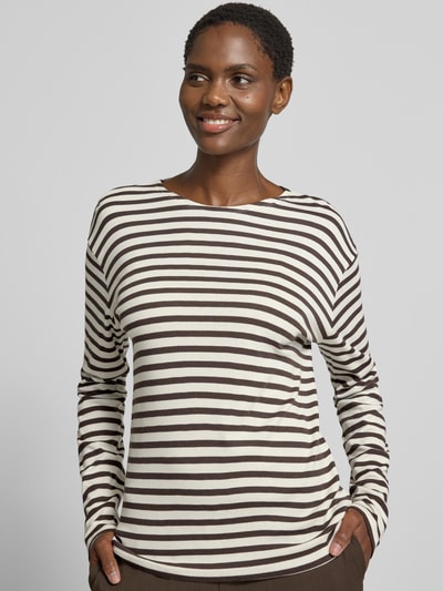 Frauenmodel trägt Longsleeve im Allover-Look mit Rundhalsausschnitt von Closed im braun-weißen Streifenmuster, Relaxed Fit, Nahaufnahme Oberkörper. Baumwoll-Modal-Mix, Rückenlänge bei Größe M: 65 cm.