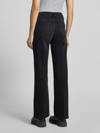 Vrouwenmodel draagt zwarte wide fit jeans van katoenmix, Model 'Carie' van someday., 5-pocketmodel, knoop- en ritssluiting, Ganzkörperansicht Rückansicht