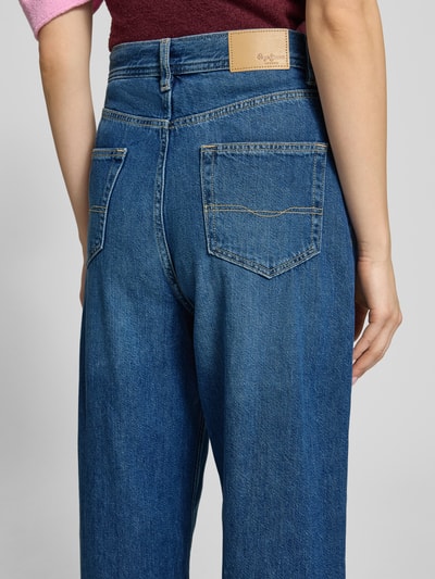Kobiece modelka nosi jeansy Tapered Fit aus Baumwoll-Mix model 'ADDISON' od Pepe Jeans, stylizowana na denim, krój tapered fit, wysoki stan, naszywka z logo, zapięcie na guzik i ukrytą listwę guzikową, 5 kieszeni, splot twill, mieszanka bawełny; widok całej sylwetki z tyłu.