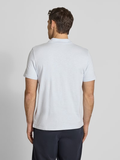 Männermodel trägt Slim Fit Poloshirt mit V-Ausschnitt von MCNEAL aus reiner Baumwolle in Hellblau, kurzärmlig, Ganzkörperansicht Rückansicht.