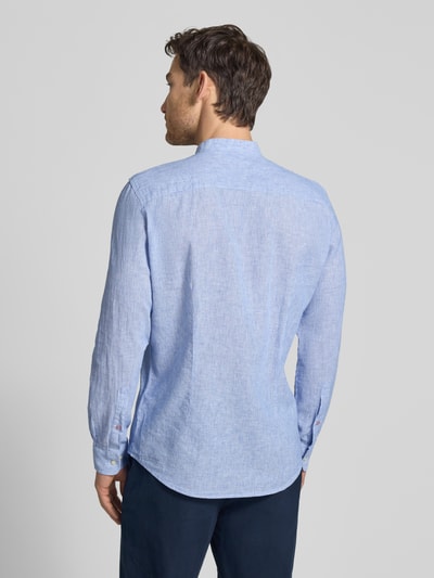 Męski model nosi Slim Fit Freizeithemd aus Leinen-Baumwoll-Mix Modell 'SUN' od CINQUE, jasnoniebieski, widoczna struktura materiału, krój slim fit, długi rękaw, stojący kołnierzyk, długość pleców w rozmiarze M: 77 cm, szerokość w rozmiarze M: 46 cm, długość rękawa w rozmiarze M: 65 cm, widok całej sylwetki z tyłu.