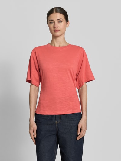 Frauenmodel trägt T-Shirt mit 1/2-Arm und Raffungen von Jake*s Casual in Koralle, Reine Baumwolle, Körpernahe Passform, Rundhalsausschnitt, Ganzkörperansicht von vorne.
