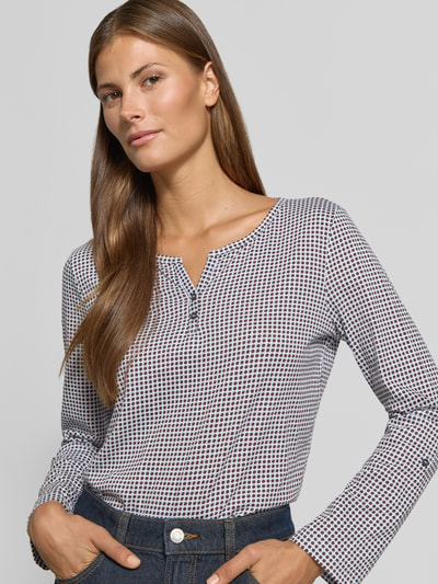 Vrouwenmodel draagt Regular fit shirt met lange mouwen uit puur katoen van Tom Tailor, wit met blauw patroon, Dames, Nahaufnahme bovenlichaam.