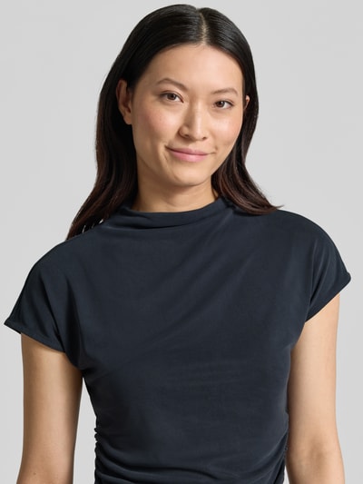 Frauenmodel trägt T-Shirt aus Modal-Mix mit Raffungen von Jake*s Collection in Dunkelblau, Slim-Fit, Stehkragen, Nahaufnahme Oberkörper.