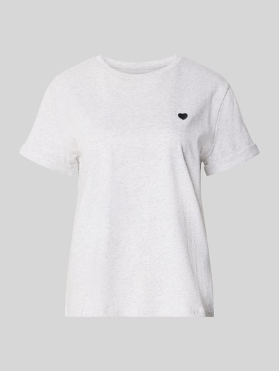 Frauenmodel trägt Relaxed Fit T-Shirt mit Motiv-Stitching Modell 'Serz' von OPUS, unifarben meliert, reine Baumwolle, Nahaufnahme Oberkörper.