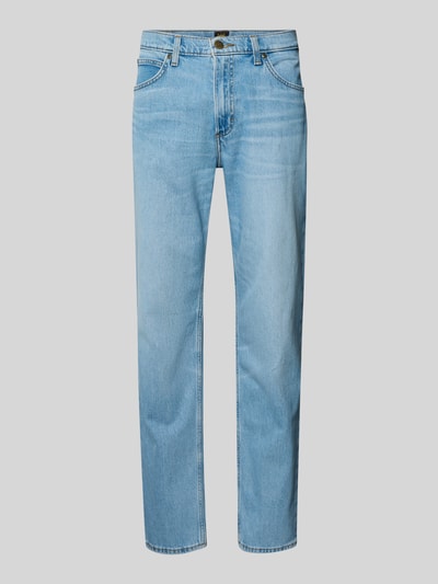 Produktfoto, Straight Fit Jeans im 5-Pocket-Design Modell 'WEST' van Lee voor heren van mix van katoen en elastaan in lichtblauw, bandwijdte maat 32/32 42 cm, binnenbeenlengte 83 cm, knoop- en ritssluiting, riemlussen.