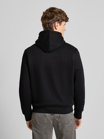 Männermodel trägt Hoodie mit Label-Print und Känguru-Tasche von Jack & Jones, Baumwoll-Mix, Regular Fit, Rückansicht, Ganzkörperansicht