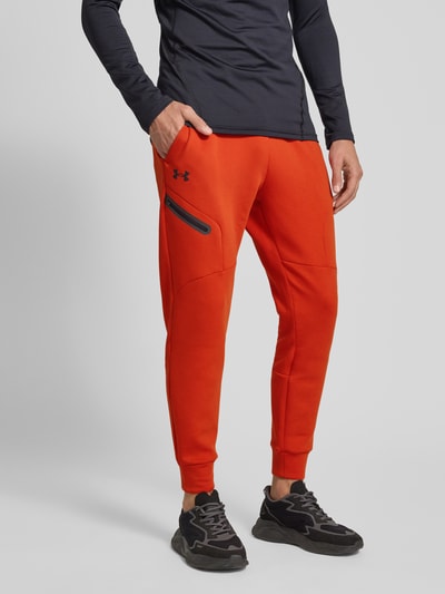 Under Armour Spodnie dresowe o kroju slim fit z nadrukiem z logo model ‘Unstoppable’ Jasnoczerwony 4