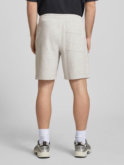 Männermodel trägt Shorts mit Label-Stitching Modell 'KARL' von Jack & Jones, Baumwoll-Mix, Relaxed-Fit, Ganzkörperansicht Rückansicht