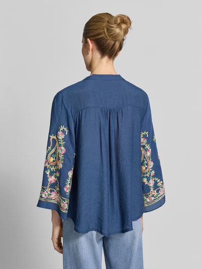Frauenmodel trägt Regular Fit Bluse aus Viskose-Mix mit Stitchings von Apricot in Dunkelblau mit bunten Stickereien, Ganzkörperansicht Rückansicht.