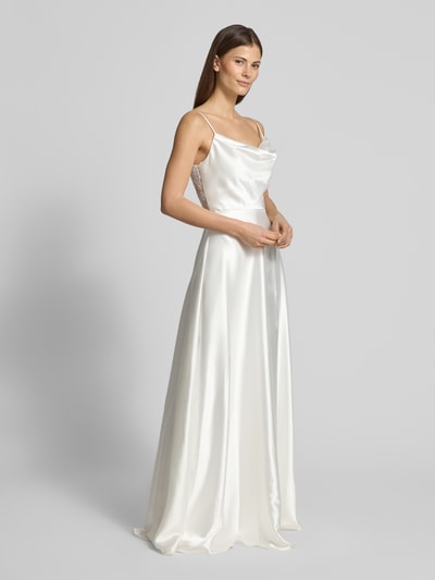 Frauenmodel trägt Abendkleid aus Satin mit Wasserfall-Ausschnitt von Luxuar, A-Linie, Maxikleid, Weiß, Spaghettiträger, Spitzenbesatz, Ganzkörperansicht von vorne.