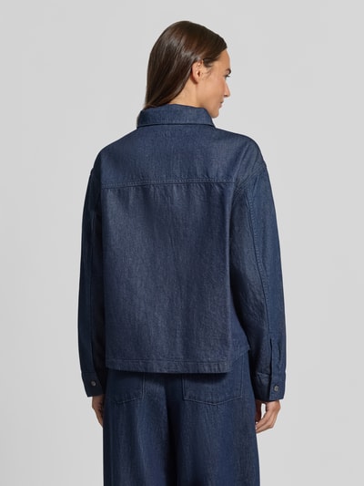 Männermodel trägt Regular Fit Jeansjacke aus Baumwolle-Leinen-Mix von Marc O'Polo, dunkelblau, strukturierte Oberfläche, Ganzkörperansicht Rückansicht