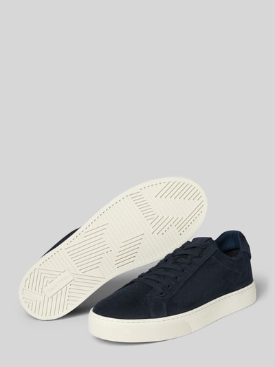 Produktfoto, Sneaker aus echtem Leder Modell 'AGAR 3' von Marc O'Polo in Dunkelblau mit weißer Sohle, Kontext Herren Sneaker.