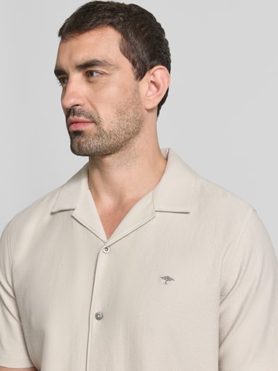 Männermodel trägt Loose Fit Freizeithemd aus reiner katoen van Fynch-Hatton in beige met fijne textuur, Nahaufnahme Oberkörper.