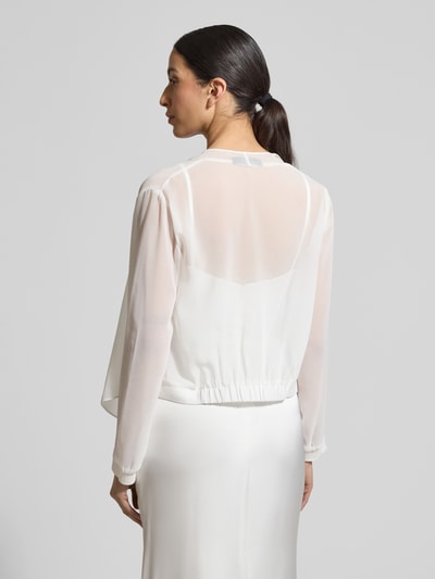 Vrouwenmodel draagt Jacke aus Chiffon in offener Passform van Vera Mont, semitransparant en vloeiende stof, ruglengte 46 cm, totaalbeeld achteraan.