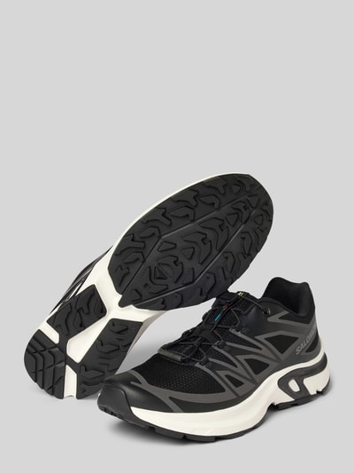 Produktfoto, Sneaker mit Logo Modell 'XT-EVR' von Salomon in Schwarz mit abgerundeter Spitze, Schnürung, profilierter Sohle, textiler Struktur.
