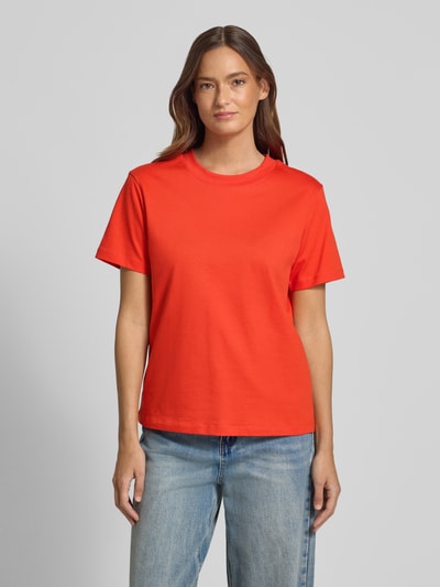 Vrouwenmodel draagt T-shirt met ronde hals van Jake*s Casual in feloranje, puur katoen, regular fit, ruglengte maat S 56 cm, volledige vooraanzicht.
