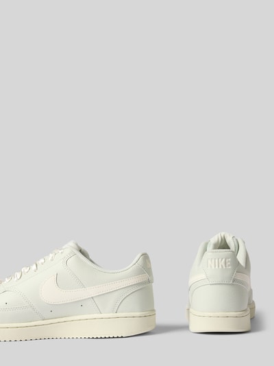 Produktfoto, Sneaker mit Logo-Patch von Nike in hellem Weiß mit glatter Oberfläche, Damen Sneaker von Nike