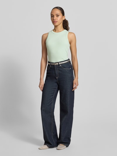 Frauenmodel trägt Slim Fit Top in Rippstrickoptik von Tom Tailor Denim, Optik: Unifarben, Rundhals, Ärmelform: Ohne, Baumwoll-Mix, Ganzkörperansicht von vorne.
