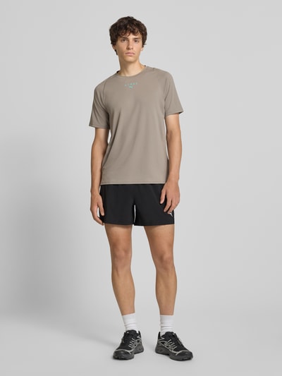 Männermodel trägt schwarze Regular Fit Sportshorts mit Logo-Print Modell 'TAD ESSENTIALS' von PUMA, Herren Sportshorts, Ganzkörperansicht von vorne.