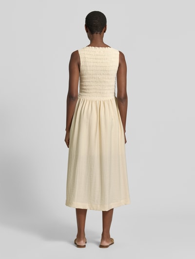 Frauenmodel trägt Midikleid mit Smok-Details von Jake*s Casual in Creme, Material-Mix mit Stretch-Anteil, A-Linie, Rückenlänge 122 cm, Brustweite 32 cm, Ganzkörperansicht Rückansicht.