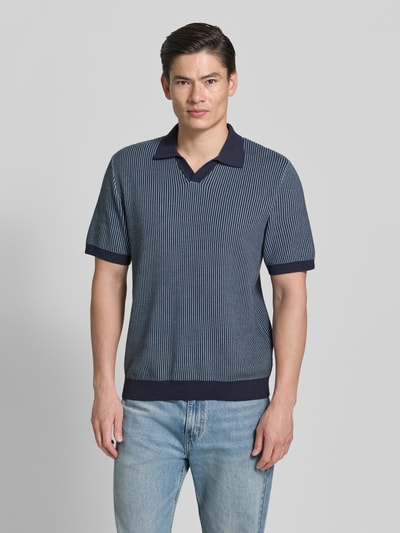Männermodel trägt Regular Fit Poloshirt in Strick-Optik Modell 'Preston' von Jack & Jones Premium aus Reine Baumwolle, Ganzkörperansicht von vorne.