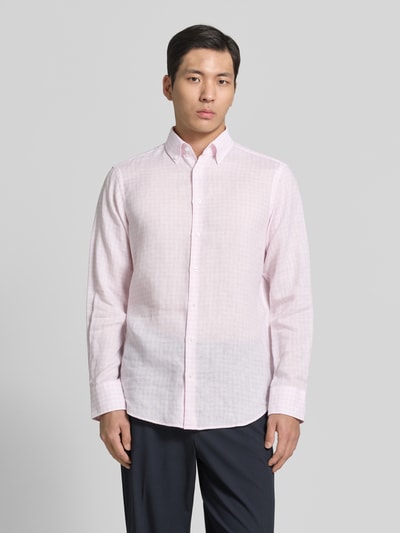 Männermodel trägt Regular Fit Leinenhemd mit Button-Down-Kragen von Christian Berg Men in zartem Rosa, Allover-Look, Ganzkörperansicht von vorne, Rückenlänge 78 cm, Schulterbreite 45 cm, Ärmellänge 65 cm, reines Leinen, Herren Businesshemd