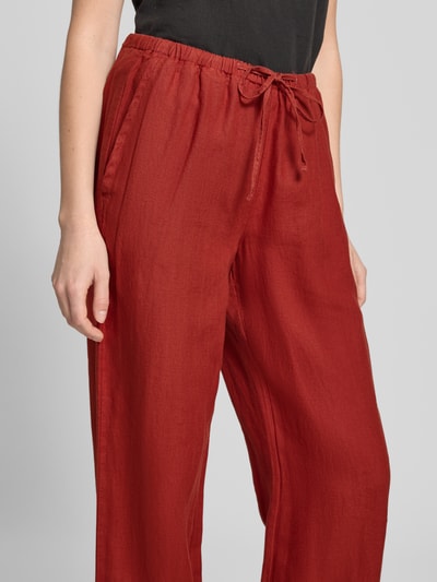 Frauenmodel trägt Straight Fit Leinenhose aus reinem Leinen von Marc O'Polo, Optik: Unifarben, Passform: Loose-Fit, Bundabschluss: Tunnelzug, seitliche Eingrifftaschen, Gesäßtasche, Material: Leinen, Nahaufnahme Oberkörper.