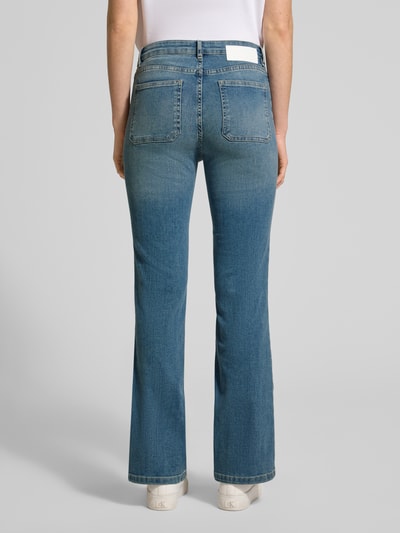Vrouwenmodel draagt Flared Jeans mit Knopfverschluss van OPUS, denim in blauwe katoenmix met stretch, flared cut, achterzakken, volledige achteraanzicht.