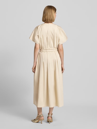 Frauenmodel trägt Cocktailkleid mit V-Ausschnitt und Schnürung von Christian Berg Cocktail, cremefarben, Baumwoll-Elasthan-Mix, A-Linie, Midikleid, strukturierte Oberfläche, Ganzkörperansicht Rückansicht.