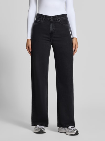 Kobiece model nosi czarne jeansy Wide Leg Jeans aus reiner Baumwolle Model 'Jane' od Carhartt Work In Progress, bawełna, 5 kieszeni, zapięcie na guzik i zamek błyskawiczny, Szerokość w rozmiarze 27: 38 cm, Długość wewnętrzna nogawki w rozmiarze 27: 81 cm, widok całej sylwetki z przodu.