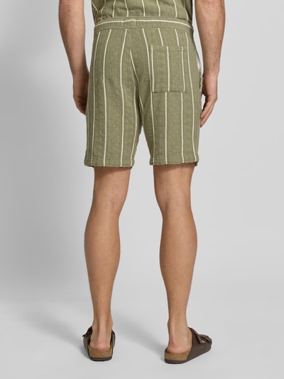 Männermodel trägt Shorts mit elastischem Bund und Tunnelzug von MCNEAL aus Reine Baumwolle im Regular-Fit, Oliv mit Streifen, Ganzkörperansicht Rückansicht.
