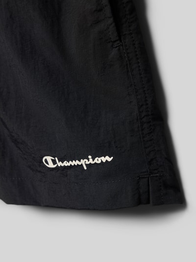 Productfoto, zwarte zwembroek van CHAMPION met steekzakken, logoprint, loose fit, elastische band met trekkoord, voor kinderen