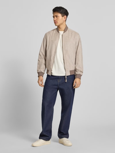 Männermodel trägt Bomberjacke in Leder-Optik mit Stehkragen von Jack & Jones, beige, Regular Fit, Reißverschluss, Eingrifftaschen, Ganzkörperansicht von vorne. Rückenlänge 64 cm, Schulterbreite 45 cm, Brustweite 52 cm, Ärmellänge 67 cm.