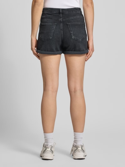 Frauenmodel trägt Regular Fit Jeansshorts aus Baumwoll-Mix Modell 'JOSEPHINE' von Only in dunkler Denim-Optik mit Label-Patch, 5-Pocket-Design, Knopf und verdecktem Reißverschluss, Ganzkörperansicht Rückansicht.