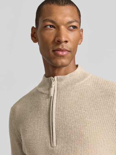 Mężczyzna nosi Troyer aus Woll-Cashmere-Mix Modell 'Steffen' od BRAX, beżowy, prążkowana faktura, długi rękaw, zamek, unicolor, widok na górną część ciała z przodu
