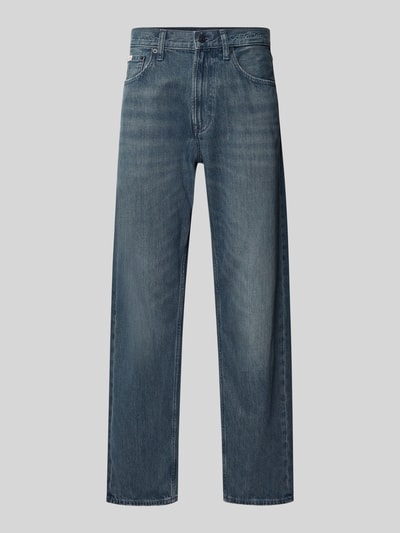 Produktfoto, Straight Fit Jeans im 5-Pocket-Design Modell 'Ash' von Calvin Klein Jeans aus reiner Baumwolle, mittleres Blau, sichtbare Knopf- und Reißverschlussdetails
