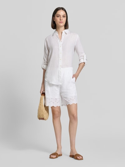 Frauenmodel trägt Bermudas mit Lochstickerei und Eingrifftaschen von Christian Berg Woman, Reine Baumwolle, Loose-Fit, Weiß, Ganzkörperansicht von vorne.