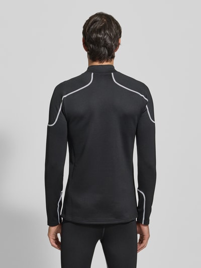 Männermodel draagt Funktionsshirt met opstaande kraag en label-stitching van Under Armour in zwart met lichte stiksels, slim fit, rugaanzicht.