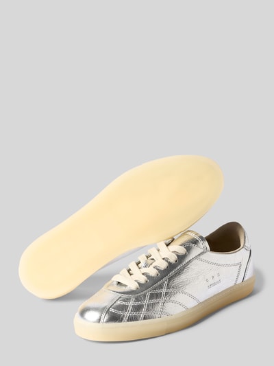 Produktfoto, Sneaker aus echtem Leder mit Logo-Prägung von Copenhagen in Silber mit abgerundeter Passform, Schnürverschluss und glatter Sohle, Absatzhöhe 2 cm, Schafthöhe 7 cm, Schaftweite 8 cm.
