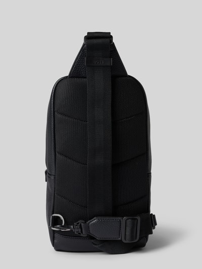 Produktfoto, Umhängetasche in Leder-Optik Modell 'Ray EVO_Monostrap' von BOSS für Herren, schwarze Oberfläche, strukturierte Textur, Rückansicht