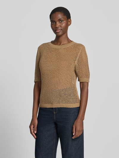 Frauenmodel trägt Regular Fit Pullover aus Baumwoll-Mix von s.Oliver RED LABEL in Beige mit grober Strickstruktur, Ganzkörperansicht von vorne.