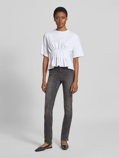 Frauenmodel trägt Straight Fit Jeans aus Baumwoll-Mix Modell 'JOYCE' von Cars Jeans in Grau, dezente Waschung, 5-Pocket-Design, Ganzkörperansicht von vorne.