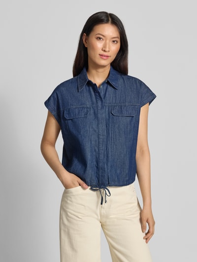 Vrouwenmodel draagt Regular fit blouse met korte mouwen van katoen model 'Fulisma' van OPUS in donkerblauw, dames, nahaufnahme bovenlichaam.