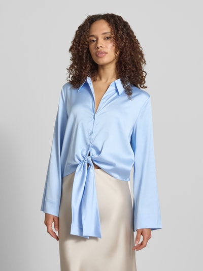 Frauenmodel trägt Regular Fit Langarmbluse mit Hemdblusenkragen Modell 'ERRIKA' von HUGO, Optik: Unifarben, Materialverarbeitung: Satin, Ganzkörperansicht von vorne.