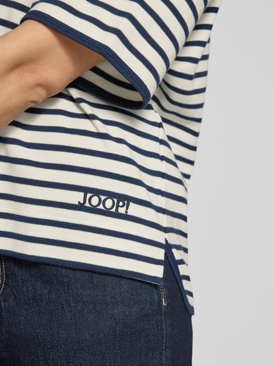 Frauenmodel trägt Boxy Fit Sweatshirt mit Rundhalsausschnitt Modell 'Tricia' von JOOP!, reine Baumwolle, Querstreifen, Nahaufnahme Oberkörper.