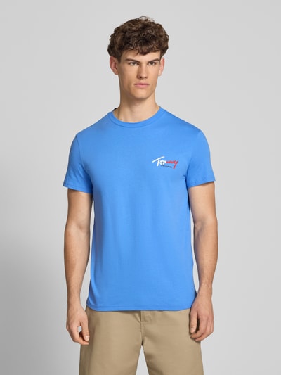 Männermodel trägt Regular Fit T-Shirt aus reiner Baumwolle von Tommy Jeans in Optik: Unifarben, Label-Print, Logo-Stitching, Rundhals, Kurzarm, Jersey, Ganzkörperansicht von vorne.